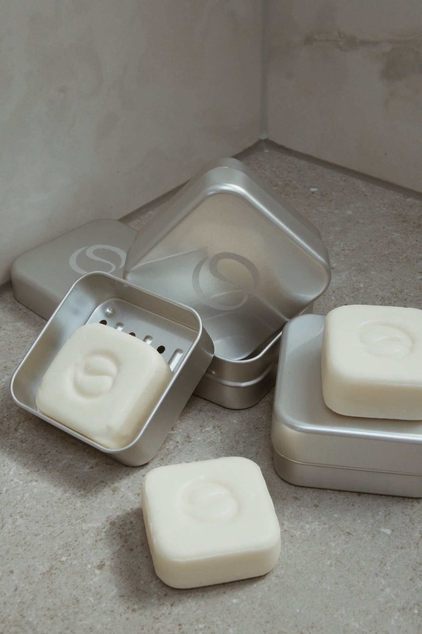 Kietasis šampūnas ir aliuminė dėžutė