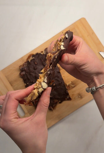 Sveikesnis „Snickers“ iš datulių ir juodo šokolado (be pridėtinio cukraus)