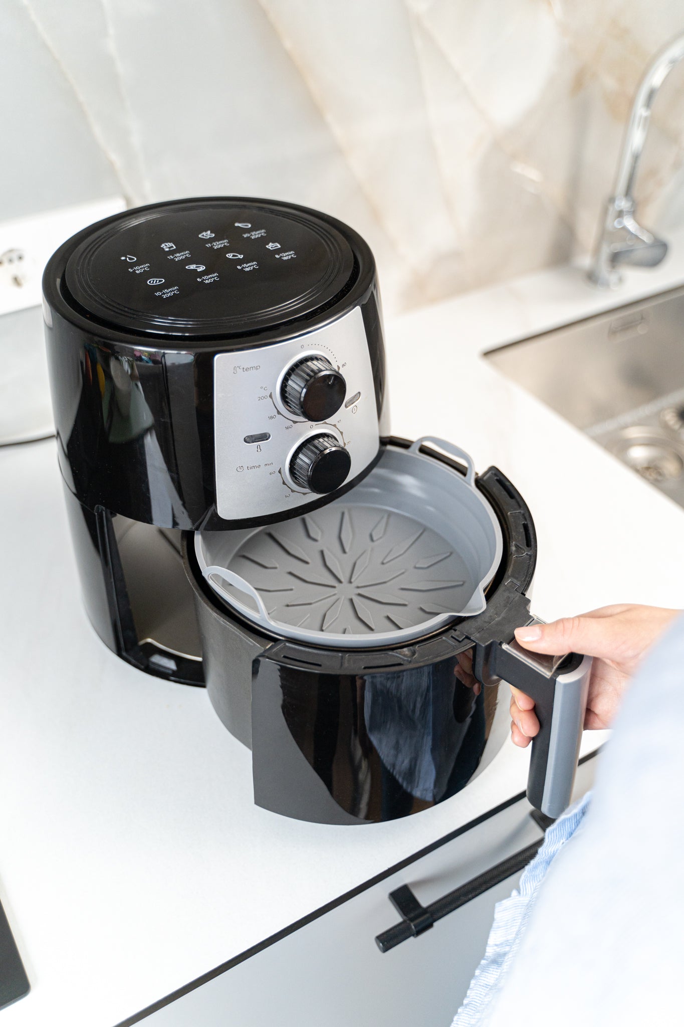 Baking dish for hot air fryer - round